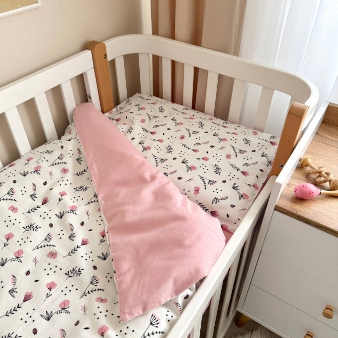 Set lenjerie de schimb pentru patut bebe 3 piese Crengute roz (2)